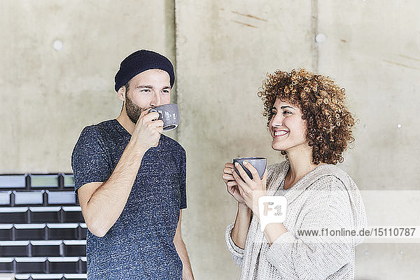 Mann und Frau trinken gemeinsam Kaffee