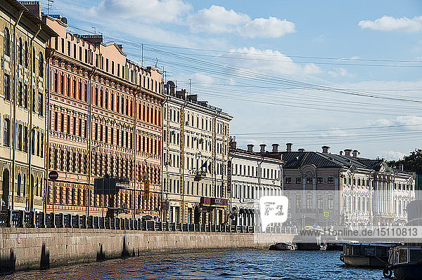 Wasserkanal im Zentrum von St. Petersburg  Russland