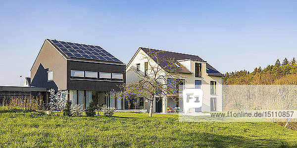 Deutschland  Nürtingen  moderne Einfamilienhäuser mit Solardach