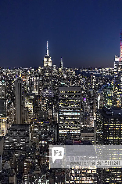 Skyline bei Nacht mit dem Empire State Building im Vordergrund und dem One World Trade Center im Hintergrund  Manhattan  New York City  USA