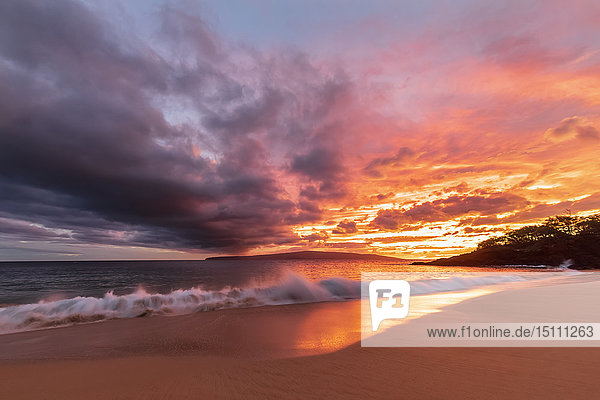 Großer Strand bei Sonnenuntergang  Makena Beach State Park  Maui  Hawaii  USA