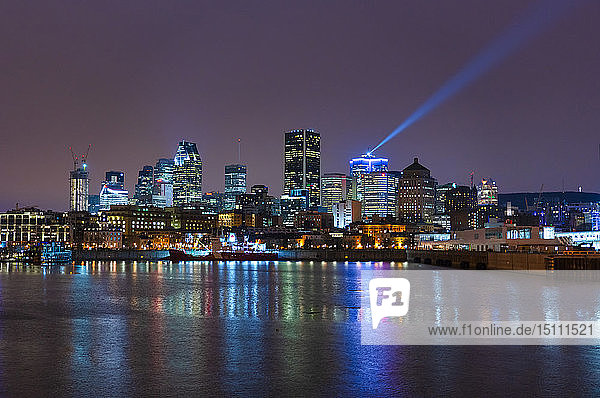 Kanada  Quebec  Montreal  Skyline bei Nacht