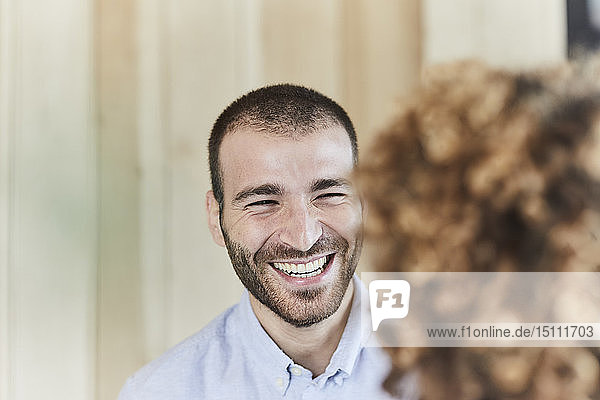 Porträt eines glücklichen Geschäftsmannes  der eine Frau ansieht