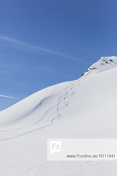 Österreich  Tirol  zwischen Ischgl und Galtür  Blick auf schneebedeckte Berge an einem sonnigen Tag