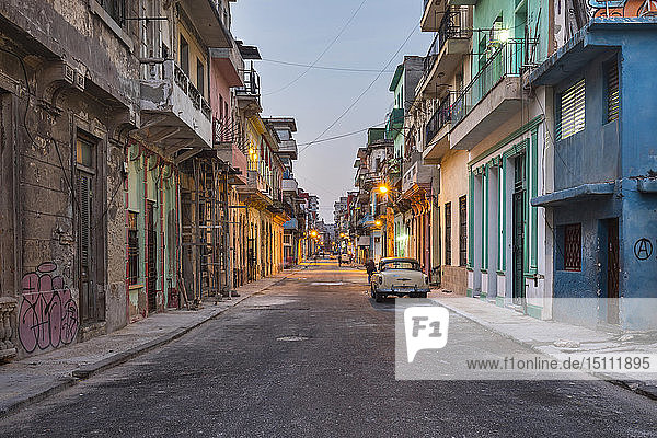 Blick auf die Straße in der Dämmerung  Havanna  Kuba