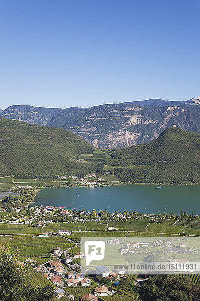 Italien  Südtirol  Blick über den Kalterer See und St. Josef am See mit der Leuchtenburg