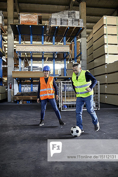 Arbeiter beim Fussballspielen im Fabriklager