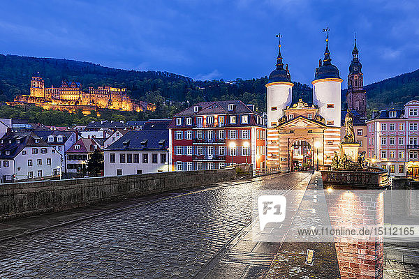 Historische Altstadt mit Brückentor und Heidelberger Schloss am Abend  Heidelberg  Baden-Württemberg  Deutschland