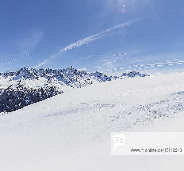 Österreich  Tirol  zwischen Ischgl und Galtür  Blick auf schneebedeckte Berge an einem sonnigen Tag