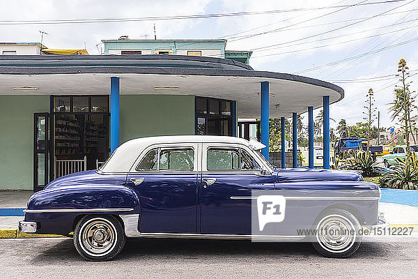 geparkter blauer Oldtimer  Havanna  Kuba