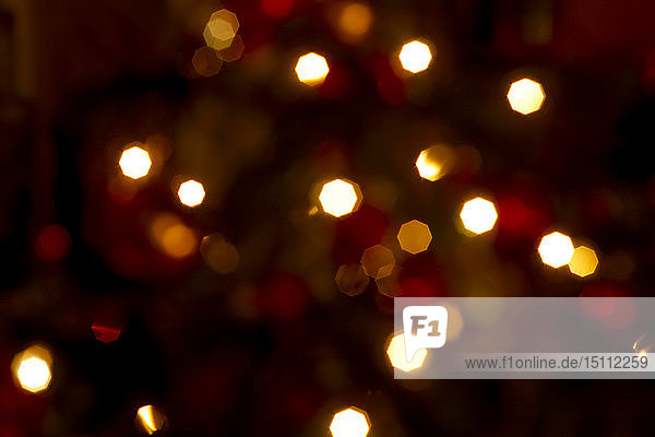 Defokussierte Lichter eines Weihnachtsbaums