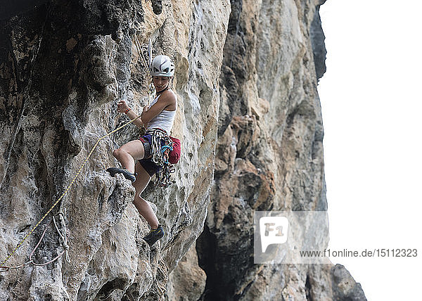 Thailand  Krabi  Chong Pli  Frau klettert in Felswand