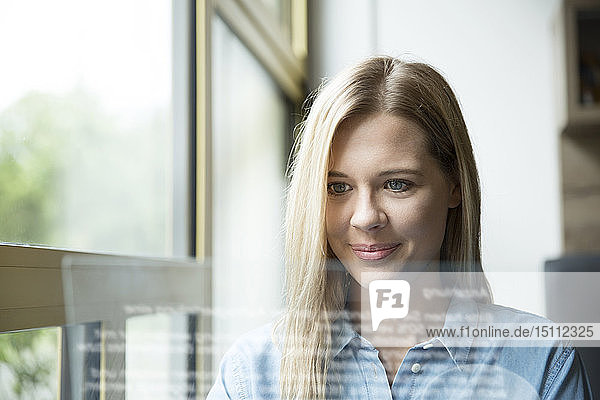 Geschäftsfrau mit futuristischem Tablett  Glasscheibe