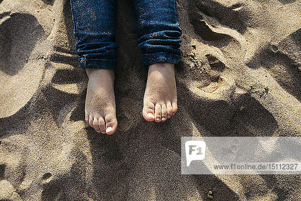 Füße eines Kleinkindes am Sandstrand  Nahaufnahme