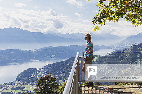 Frau steht auf dem Beobachtungspunkt über dem Millstätter See  Kärnten  Österreich