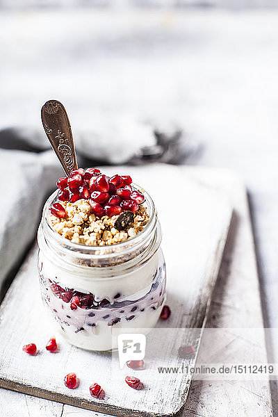 Granola-Frühstück mit Granola, Joghurt und Granatapfelkernen