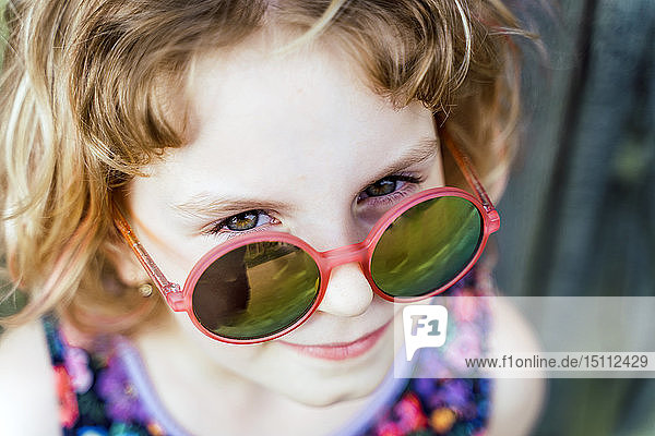 Porträt eines kleinen Mädchens mit Sonnenbrille