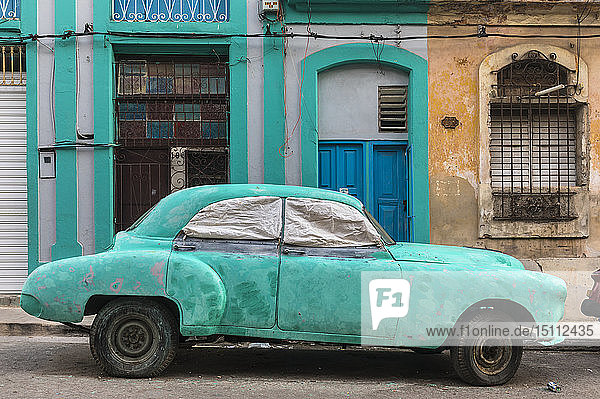 geparkter beschädigter Oldtimer  Havanna  Kuba