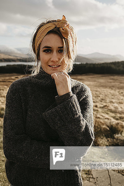 Großbritannien  Schottland  Loch Lomond und der Trossachs-Nationalpark  Porträt einer jungen Frau in einer ländlichen Landschaft