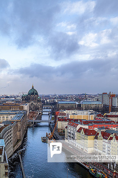 Deutschland  Berlin  Blick auf die Stadt mit Berliner Dom und Spree