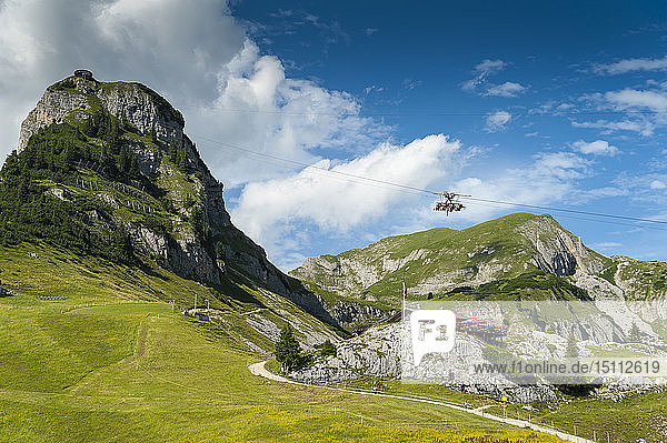 Österreich Tirol Maurach Rofangebirge Seilbahn Airrofan Skyglider über Blumenwiese