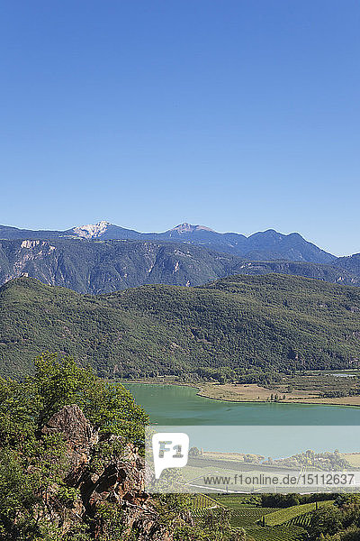 Italien  Südtirol  Blick über Weinberge und Kalterer See mit Leuchtenburg
