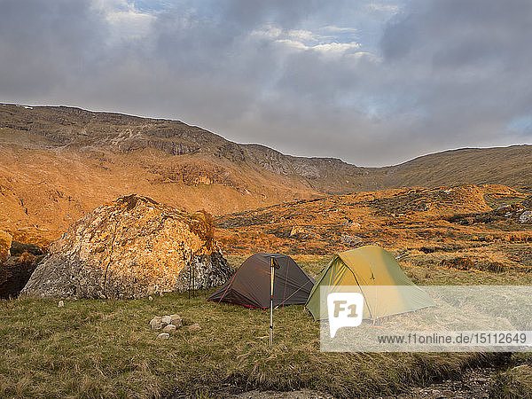 Großbritannien  Schottland  Nordwest Highlands  Ben More Assynt  Berglandschaft und Zelte im Morgenlicht