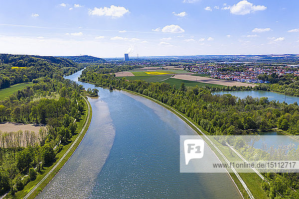 Isar bei Woerth an der Isar  Isar-Kernkraftwerk im Hintergrund  Bayern  Deutschland  Drohnenschuss