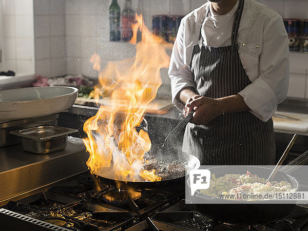 Kochen in Küche mit brennender Pfanne