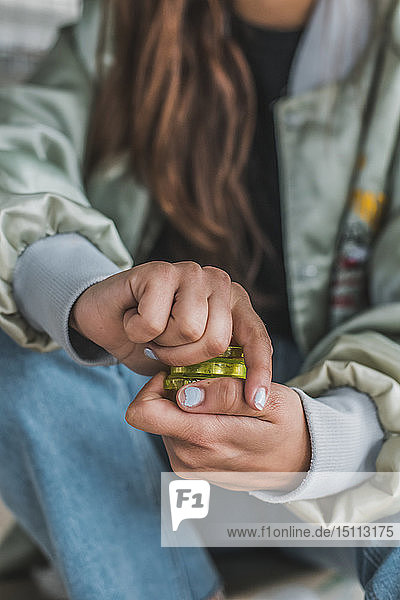 Frau bei der Vorbereitung des Marihuana-Joint Nahaufnahme