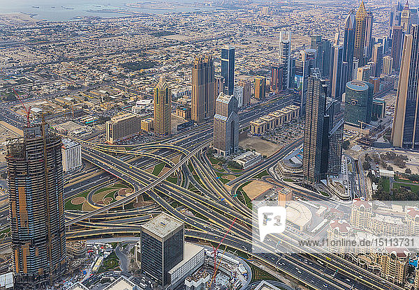 Vereinigte Arabische Emirate  Dubai  Stadtbild mit Sheikh Zayed Road
