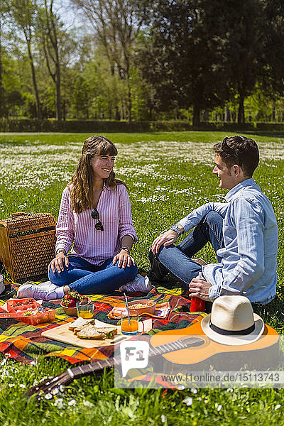 Junges Paar beim Picknick mit gesundem Essen in einem Park