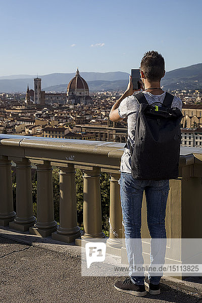 Mann macht ein Foto von Florenz mit seinem Smartphone  Florenz  Italien