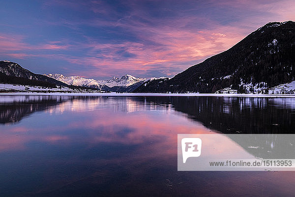 Italien  Südtirol  Alpen  Haidersee bei Sonnenuntergang