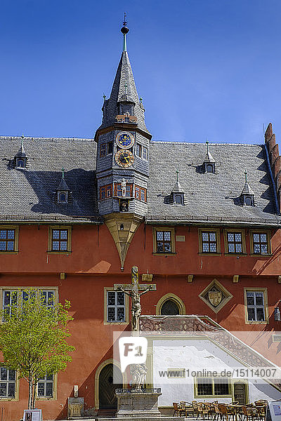 Monduhr bei Lanzentuermchen  neues Rathaus  Ochsenfurt  Bayern  Deutschland