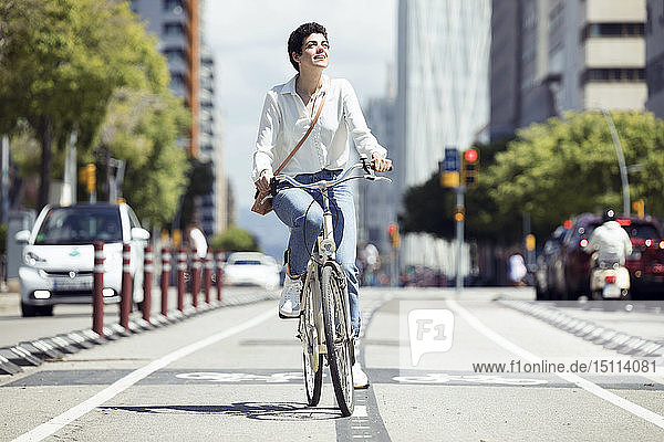 Frau mit Fahrrad auf dem Fahrradweg