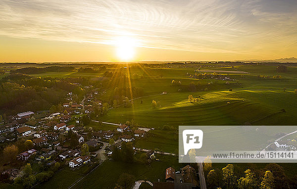 Luftaufnahme mit Sonnenaufgang über Holzhausen  Bayern  Deutschland