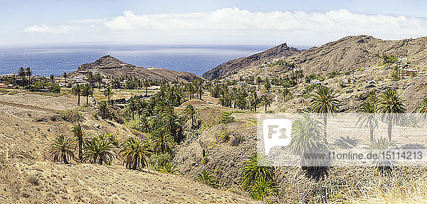 Spanien  Kanarische Inseln  La Gomera  Vallehermoso  Alojera  Blick über die Landschaft zum Meer