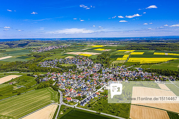 Luftaufnahme von Raps- und Maisfeldern bei Usingen und Schwalbach  Hessen  Deutschland