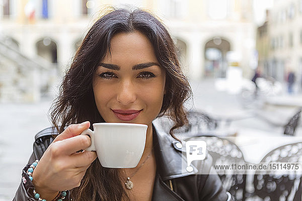 Junge Frau mit Tasse Kaffee