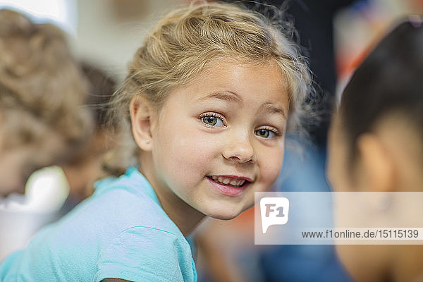 Porträt eines lächelnden Mädchens im Kindergarten