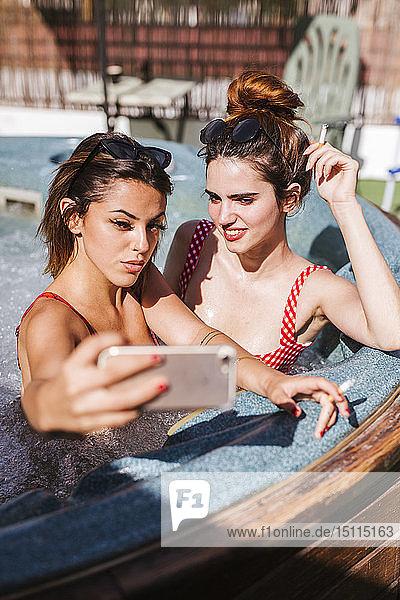 Zwei Frauen  die sich im Whirlpool ein Selfie gönnen
