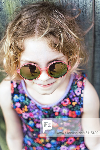Porträt eines kleinen Mädchens mit Sonnenbrille