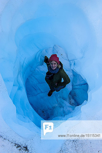 Frau steht in einer Eishöhle  Fox Glacier  Südinsel  Neuseeland