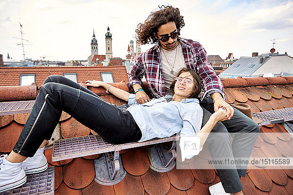 Junges Paar entspannt sich auf dem Dach