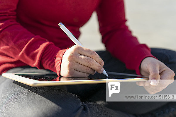 Frau arbeitet am digitalen Tablett  mit dem Stift  Nahaufnahme