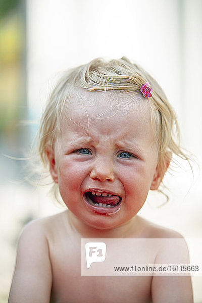 Porträt eines weinenden kleinen Mädchens