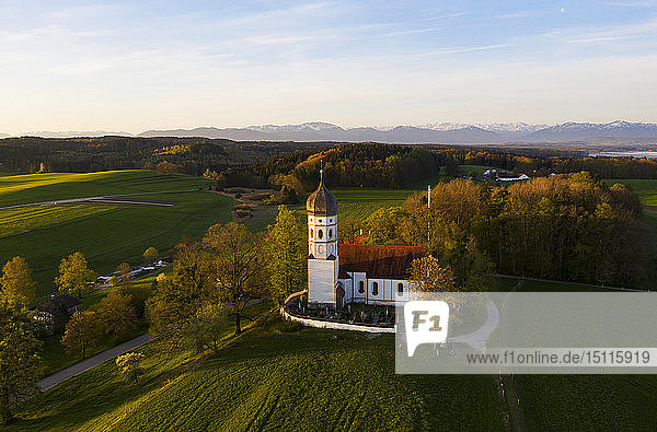 Luftaufnahme über der Kirche St. Johann Baptist im Morgengrauen  Holzhausen bei Munsing  Bayern  Deutschland