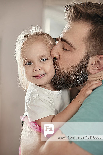 Vater küsst seine Tochter