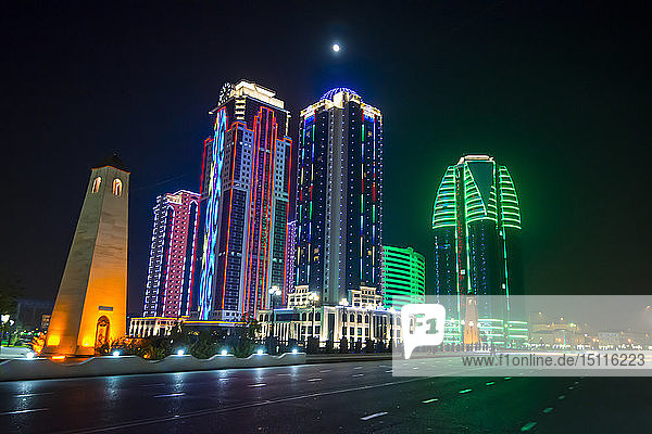 Geschäftsviertel von Grosny bunt beleuchtet bei Nacht  Grosny  Tschetschenien